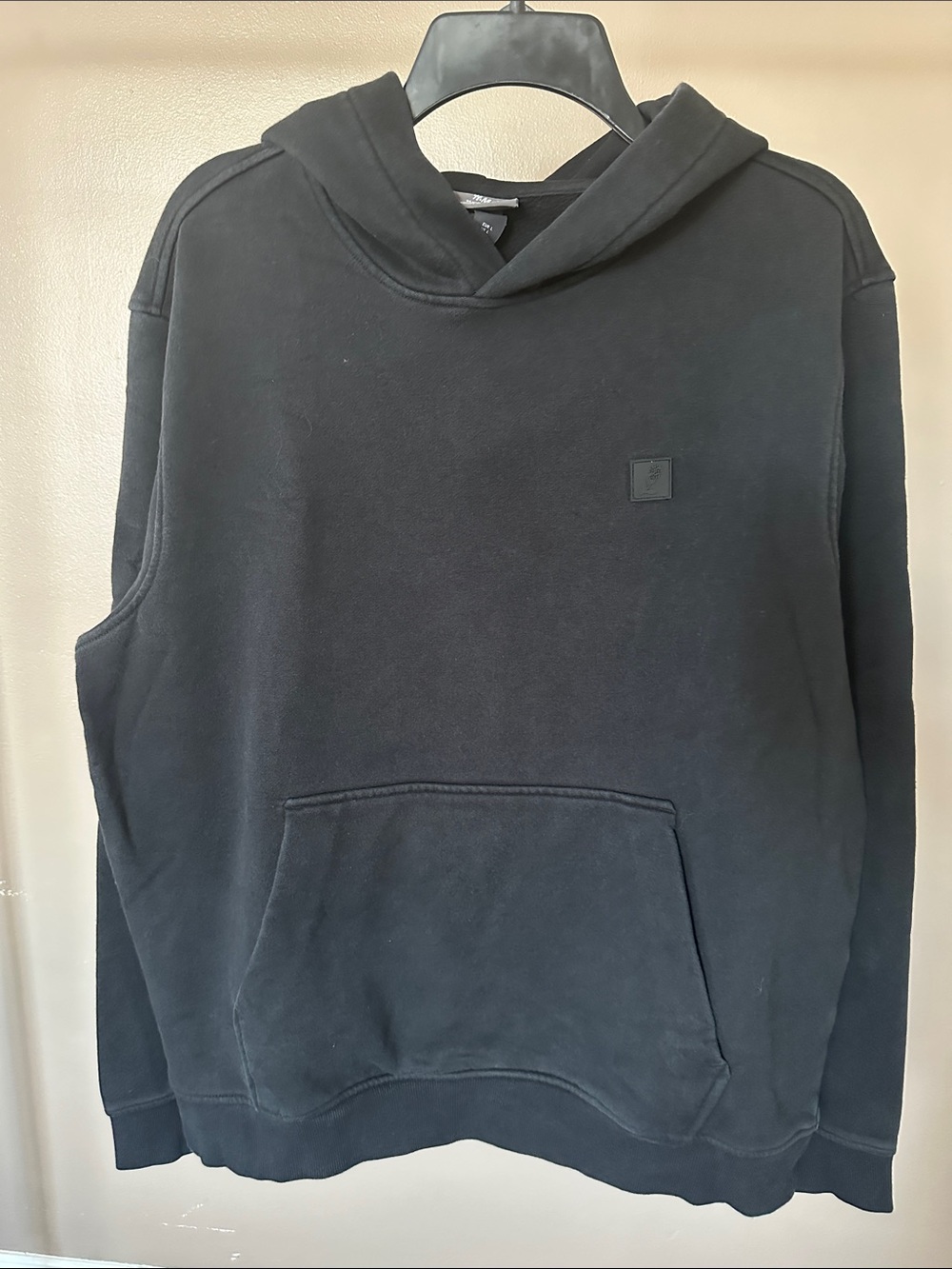 Men's H&M Black Pullover Hoodie with Subtle Chest Patch